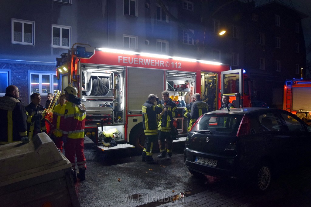 Feuer 2 Y durch Weihnachtsbaum  Koeln Ehrenfeld Alpenerstr P57.JPG - Miklos Laubert